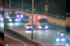 Auto na dálnici smykem nabouralo do odstavené dodávky