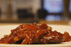 Upečte si poctivé buřty na pivu