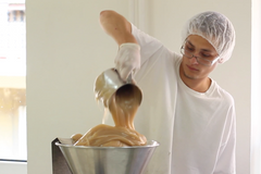 Češi vyrábějí unikátní zubní pastu. Vypadá jako karamel a voní sedmi bylinkami