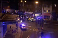 Dodávka najela do davu lidí před londýnskou mešitou. Záběry lidí z místa útoku