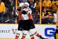 Nate Thompson a Corey Perry z Anaheimu slaví výhru nad Nashvillem