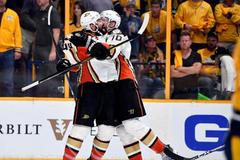 Nate Thompson a Corey Perry z Anaheimu slaví výhru nad Nashvillem