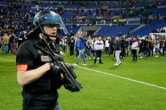 Řádění fanoušků před zápasem Lyon - Besiktas