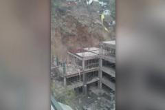 Stavitelé nákupního centra pozorovali se zájmem sesuv půdy. Nakonec museli utíkat