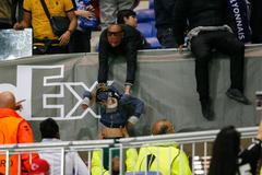 Řádění fanoušků před zápasem Lyon - Besiktas