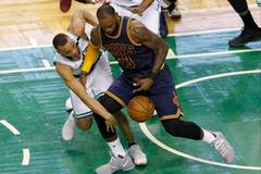 LeBron James z Clevelandu v utkání play off NBA proti Bostonu
