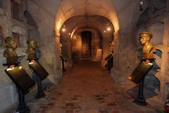 Boris Johnson v kryptě klade věnec