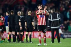 Jack Stephens ze Southamptonu děkuje fanouškům po remíze s Manchesterem United