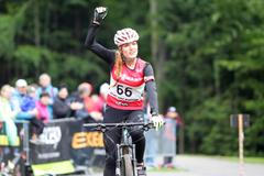 V sedle se usmívala, v cíli už jako vítězka zářila. Podívejte se, jak Koukalové slušelo horské kolo