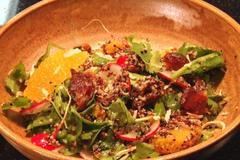 Jarní salát s ředkvičkou a pomerančem z restaurace La Loca