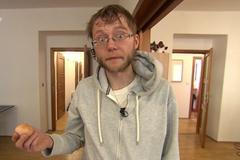 Najatý herec v Prostřenu předstíral Touretteový syndrom a spal v rakvi