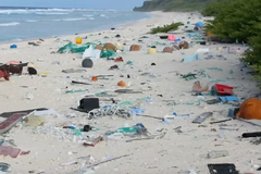 Oceán vyplavil tuny odpadu na pláže korálového ostrova