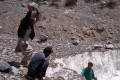 Lidé kameny lámou ledovce. Když nefungují ledničky, poptávka z měst se zvyšuje