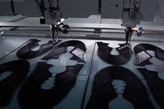 Revoluce v oděvním průmyslu? Adidas začal vyrábět tenisky 3D tiskárnou