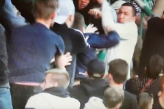 Na fotbalovém zápase došlo k brutální rvačce. Poznáváte některého z aktérů?