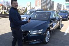 Škodu Cesar si přivoláte mobilem, zaparkuje za vás a před člověkem zastaví