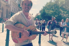 Draco Malfoy z Harryho Pottera hrál na kytaru v centru Prahy. Nikdo ho nepoznal