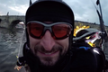 Parašutista podletěl Karlův most rychlostí 129 km/h