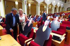 Pražští zastupitelé TOP 09 na protest proti postupu hlavního města při dostavbě Městského okruhu za sebe při čtvrtečním jednání zastupitelstva posadili do lavic papírové dvojníky