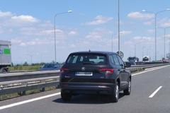 Škoda Karoq s nápisem Yeti na zádi