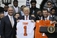Donald Trump s darovaným dresem.