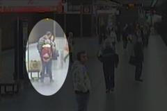 Útočník v metru přiložil ženě na krk rozbitou láhev a chtěl kabelku