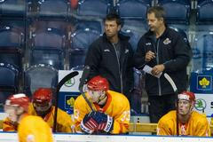 David Pospíšil a Martin Hosták na střídačce Hradce Králové