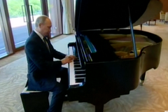 Putin si krátil čekání na čínského prezidenta. Zahrál si na rozladěný klavír