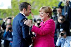 Emmanuel Macron a Angela Merkelová v Berlíně.