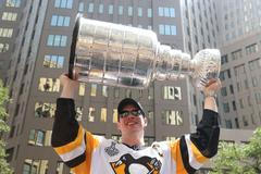 Sidney Crosby se Stanley Cupem při oslavě s fanoušky Penguins