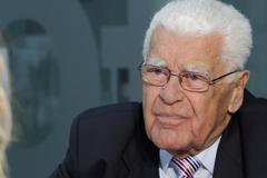 Přes 65 let zapisuje projevy českých politiků. Zeman a Klaus nejdříve myslí, pak mluví, říká Novák