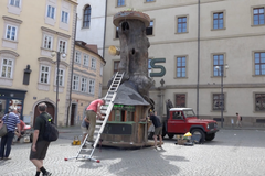 Šestimetrový Prastánek z 300 let starého dubu zažene Pražanům hlad i žízeň