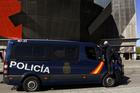 Španělská policie před stadionem El Molinon.