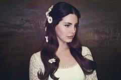 Lana Del Rey zpívá o festivalu Coachella. Ale myslí při tom na Woodstock