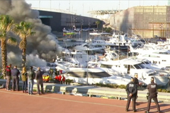 V barcelonském přístavu vypukl požár. Zničil několik luxusních jachet