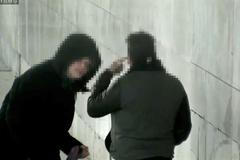 Mladík přepadl a mlátil stařenku, vzal jí šest korun