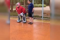 Muž se snažil vyhnat hokejbalisty z hřiště míchačkou. Video je hitem na Facebooku