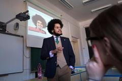 Dominik Feri přednáší o politice na Gymnáziu Karla Sladkovského v Praze.