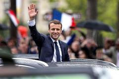 Macron mává z auta na inaugurační ceremonii