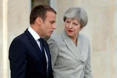 Emmanuel Macron a Theresa Mayová