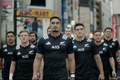 Novozélandský ragbyový tým All Blacks v reklamě útočí na neznáme lidi