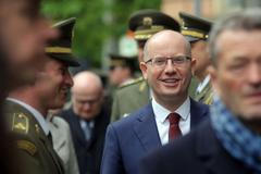 Sobotka u rozhlasu klade věnec