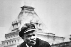Lenin na Rudém náměstí v Moskvě, 1919.