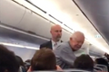 Překvapení v letadle. Bývalý prezident USA si potřásl rukou s každým cestujícím