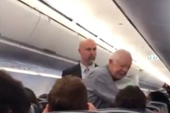 Překvapení v letadle. Bývalý prezident USA si potřásl rukou s každým cestujícím