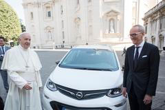 Papež František - Opel Ampera-e