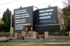 Vila v Praze na Petřinách, kterou její majitel Jiří Šalda na protest proti postupu úřadů zahalil do černého plátna