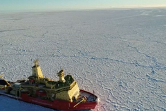 U Antarktidy natočili vzácný úkaz. Ledovou Dračí kůži