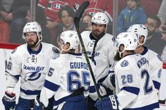 Radost hokejistů Tampy při výhře nad Montrealem