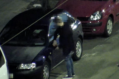 Policie zadržela mladíka, který ničil zaparkovaná auta. Vybíjel si vztek po rozchodu s přítelkyní